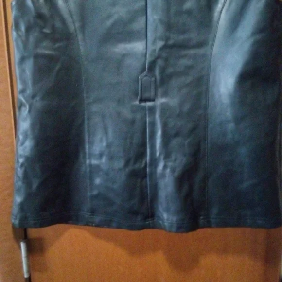 Black Leather Vest with Zipper Pockets - Picture 8 of 12